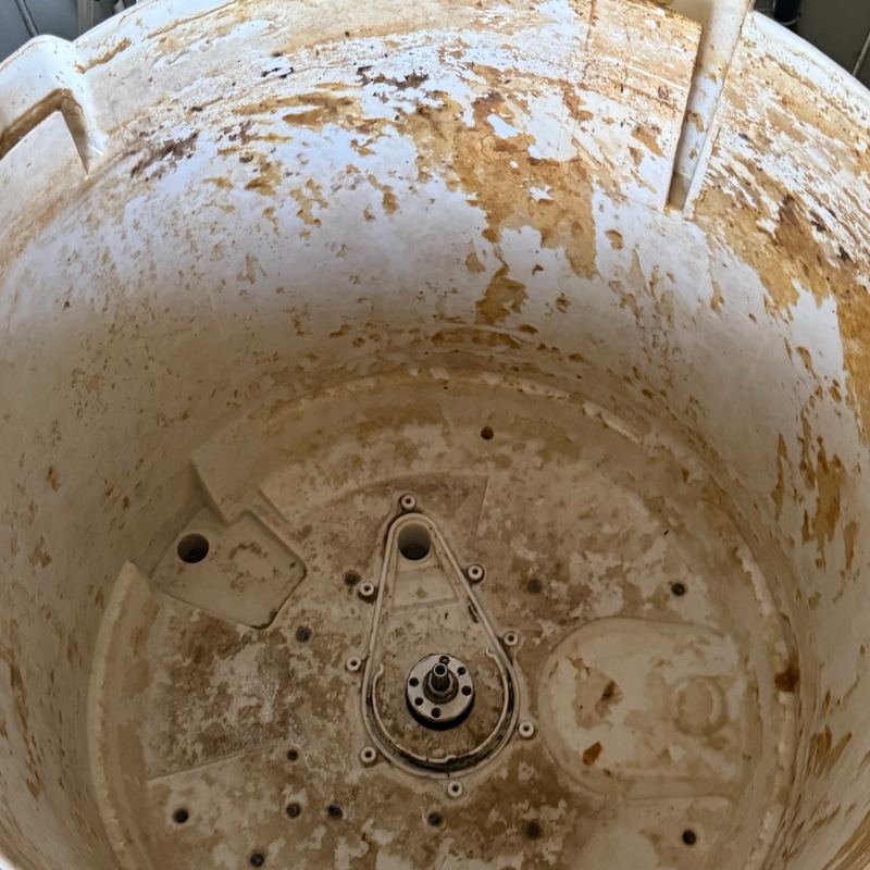分解洗浄前の洗濯槽。茶色いカビと洗剤カスがびっしり